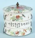 Stapeldose – Porzellan, handbemalt, Blumen- und Vogelmotive mit Schriftzeichen, 3 runde Schalen mit Metallhenkeln und Deckel, H= 20…