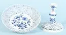 Surtout de table "Schwerter Meissen" – Porcelaine, peinte à la main, décor "Oignon, bleu cobalt", décor ajouré floral, pied rond, tige balustre, coupe ronde, H= 21 cm, D= 24 cm, 1er choix, vers 1900, en 2 parties