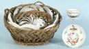 Tasses à thé, 11 pièces et 10 soucoupes – porcelaine, peinte à la main, motifs de roses, 5 tasses avec monogrammes et dictons, dans 2 paniers tressés, Frise orientale