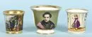 Tasses décoratives, 3 pièces – porcelaine, peinte à la main, 2 avec motifs de personnages et ornement doré, 1 avec portrait d'un seigneur noble, formes variées, H= 7-8,5 cm, 19e s.