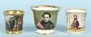 Tasses décoratives, 3 pièces – porcelaine, peinte à la main, 2 avec motifs de personnages et ornement doré, 1 avec portrait d'un seigneur noble, formes variées, H= 7-8,5 cm, 19e s.