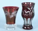 Gobelets, 2 pièces – verre incolore, double couche rouge vin, décorations taillées, formes variées, H= 14/17 cm;