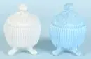 Boîtes à couvercle, 2 pièces – verre pressé blanc/bleu, sur 3 pieds, corps sphérique cannelé, H= 14 cm, 1re moitié 20e s.