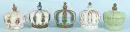Boîtes à couvercle, 5 pièces – verre pressé de différentes couleurs, partiellement monté doré (usé), forme couronne, H= 14 cm
