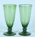 Fußgläser, 2 Stück – grünes Glas mit Abriss, Rundfuß, konischer Kelch mit godronierter Wandung, H= 19 cm;