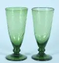 Verres à pied, 2 pièces – verre vert avec arrachement, pied rond, calice conique à paroi godronnée, H= 19 cm