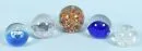 Paperweights, 5 Stück – farbloses Glas, verschiedene Einschlussdekors, rund, H= 7-9 cm;