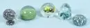 Presse-papiers, 5 pièces – verre incolore, décors inclus divers, quatre ronds, 1 en oiseau "Kiwi", H= 3-6 cm