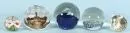 Paperweights, 5 Stück – farbloses Glas, verschiedene Formen und Dekors, 2 mit Gebäudeansichten (u.a. Nationaldenkmal Riederwald), H= 2-8 cm;