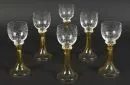 Römer glazen, 6 stuks – kleurloos glas, gedraaide stelen met honingkleurige overlaag, kelken met geslepen florale versieringen, H= 19 cm, 1 met klein chipje aan de rand