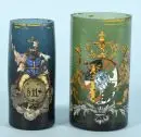 Verres à boire, 2 pièces – verre vert et bleu, peint à la main (usé), 1 avec armoiries bavaroises, 1 avec Gambrinus, H= 13,5/14 cm, 19e s.