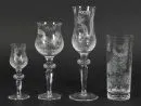 Trinkgläser, 4 Stück – farbloses Glas, umlaufend geschliffene Dekors mit Blumen und Tieren, verschiedene Formen, H= 13,5-22,5 cm;