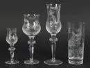 Verres à boire, 4 pièces – verre incolore, décors taillés tout autour avec fleurs et animaux, formes variées, H= 13,5-22,5 cm