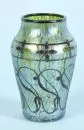 Vase – farbloses Glas, honigfarbener Überfang, irisierende Wandung in Perlmuttoptik, florales Silberoverlay (leicht…
