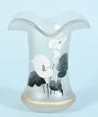 Vase – farbloses Glas, Überfang in Perlmuttoptik, handbemalt mit Calla-Lilien, ausgestellter, gewellter Rand, H= 18 cm,…