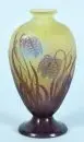 Vase "Gallé" – verre incolore, sous-couche couleur miel, paroi partiellement gravée, décor floral gravé avec couche violette,…