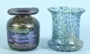 Vases, 2 pièces – verre incolore, 1 avec couche couleur miel, paroi irisée, formes et décors variés, H= 14,5/15 cm;
