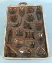 Moule à pâtisserie – terre cuite, glaçure brune, avec 18 moules différents, 48 x 32 cm;