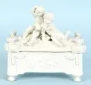 Dekseldoos – faience, craquelé glazuur, reliëfversieringen, deksel met putti-paar, h= 20 cm;