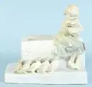 Coupe décorative – céramique, polychrome et émaillée, fille avec canards près d'une fontaine, 21 x 21 x 13 cm