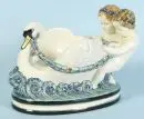 Coupe décorative "Karlsruher Majolika" – glaçure beige, partiellement polychrome, forme de cygne avec 2 putti, socle ovale, 25 x 19 x 34 cm, dessin de Wilhelm Süs, modèle n° 1231/2
