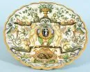 Coupe décorative "Molaroni, Pesaro" – majolique, glaçure beige, peinte à la main avec motifs de putti et riche ornementation de style Renaissance, bord ondulé, H= 6 cm, D= 28 cm