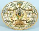 Coupe décorative "Molaroni, Pesaro" – majolique, glaçure beige, peinte à la main avec motifs de putti et riche ornementation de style Renaissance, bord ondulé, H= 6 cm, D= 28 cm