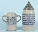 Chopes à bière, 2 pièces – grès, devises à boire émaillées bleu, 1 à double anse, 1 avec couvercle en étain orné et dédicace gravée pour le Veteranenverein Heidelberg 1884, H= 22/36 cm, fin 19e s., cruche à double anse fissurée