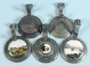 Couvercles de chopes à bière, 5 pièces – étain, 2 avec vues locales en relief, 3 avec inserts en porcelaine colorés, D= 9 cm, vers 1900