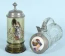 Bierkrüge, 2 Stück – braunes Glas/farbloses Pressglas, verschiedene Formen, 1 mit farbigem Personenmotiv, Zinndeckel, 1 mit…