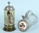 Chopes à bière, 2 pièces – verre brun/verre pressé incolore, formes variées, 1 avec motif de personnage coloré, couvercle en étain, 1 avec insert en porcelaine et portrait de dame coloré, H= 18/21 cm, début du 20e s.