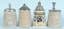 Chopes à bière, 4 pièces – céramique, décors en relief tout autour avec motifs de personnages, 1 coloriée, couvercles en étain, H= 16-18 cm, vers 1900