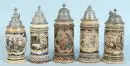 Chopes à bière, 5 pièces – céramique, motifs de personnages colorés, entourés de riches décorations en relief, couvercles en étain décorés, H= 24-26 cm, vers 1900