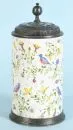 Chope cylindrique – Faïence, glaçure beige, peinte à la main avec décor d'oiseaux et de fleurs, anneau de base et couvercle en étain décoré, H= 25 cm,...