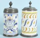 Chopes cylindriques, 2 pièces – Faïence, glaçure beige, chacune peinte à la main avec motifs floraux, anneaux de base et couvercles en étain, H= 22 cm, 18e s., 1...