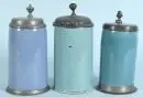 Chopes cylindriques, 3 pièces – faïence, glaçure bleue, couvercle en étain, 2 avec anneau de base, H= 21-23 cm, 18e/19e s., 2 collées, 1 avec fissure au fond