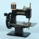 Machine à coudre enfant "Singer" – fer, entraînement par manivelle, H= 17 cm ;