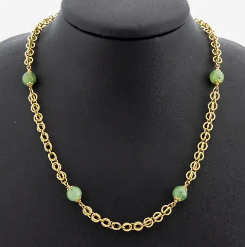 Collier en or 18 kt avec néphrite, or jaune 750/000, 14 boules de néphrite, D. env. 8,1 mm, L. env. 103