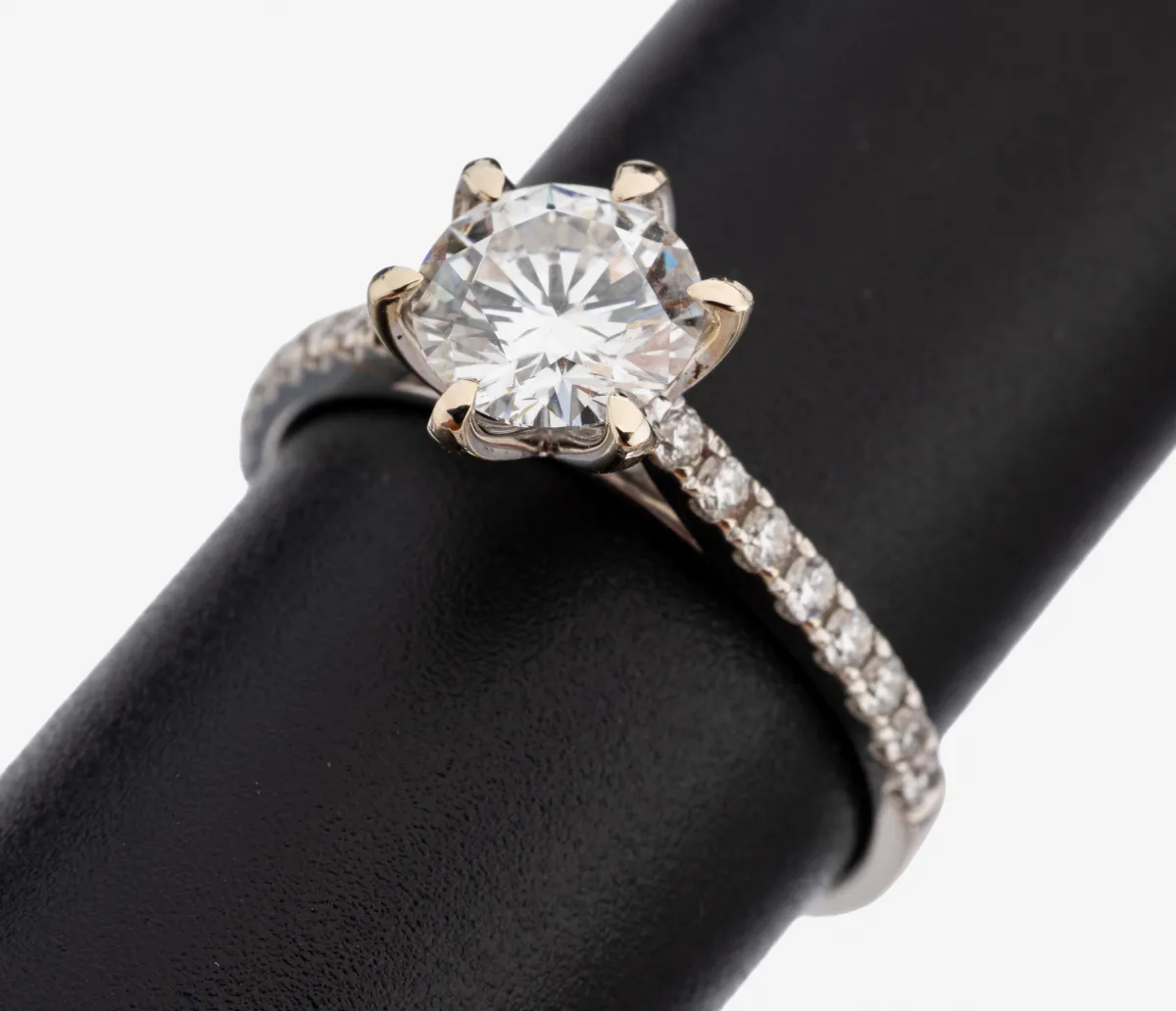 18 kt Gold Brillant-Ring, WG 750/000, mittig Brillant ca. 1.27 ct feines