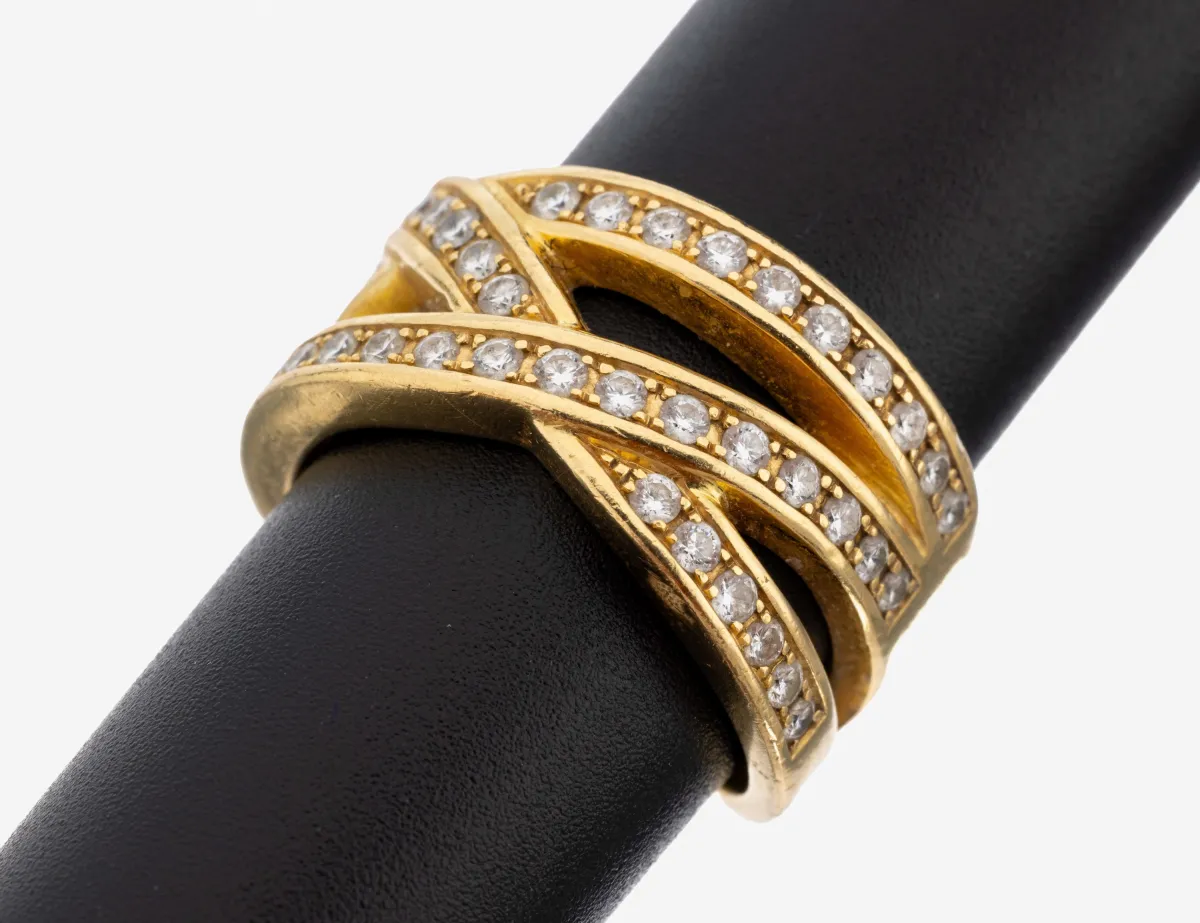 18 kt gold diamond ring, 750/000 gold, crossed ring band, 51 diamonds total approx.