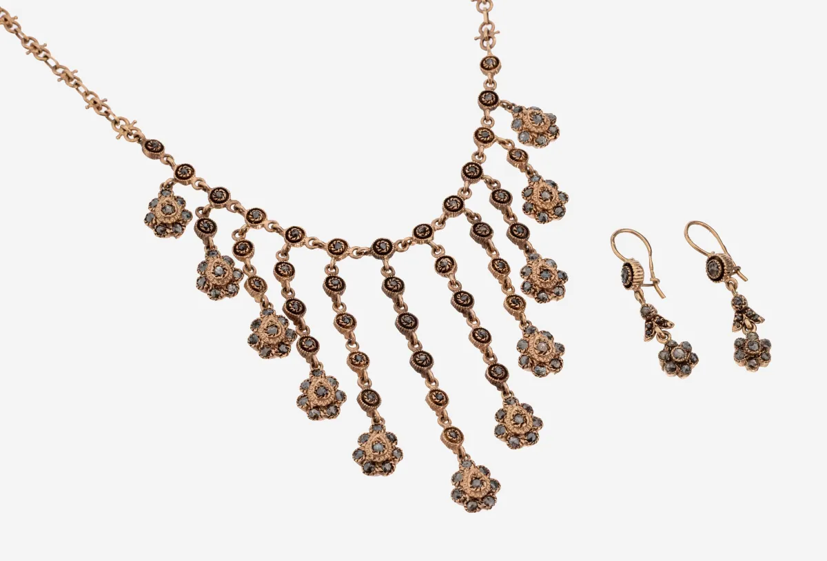 Parure en or 9 ct avec diamants, or rose 375/000, composée de : 1 collier, partie centrale avec éléments mobiles