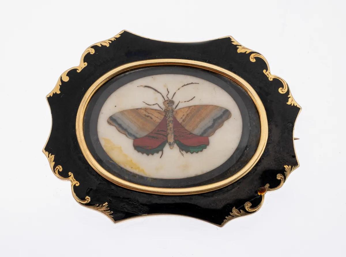 14 kt gouden broche met kleursteen en emaille, ca. 1850-60, GG 585/000 gekeurd, gebogen vorm