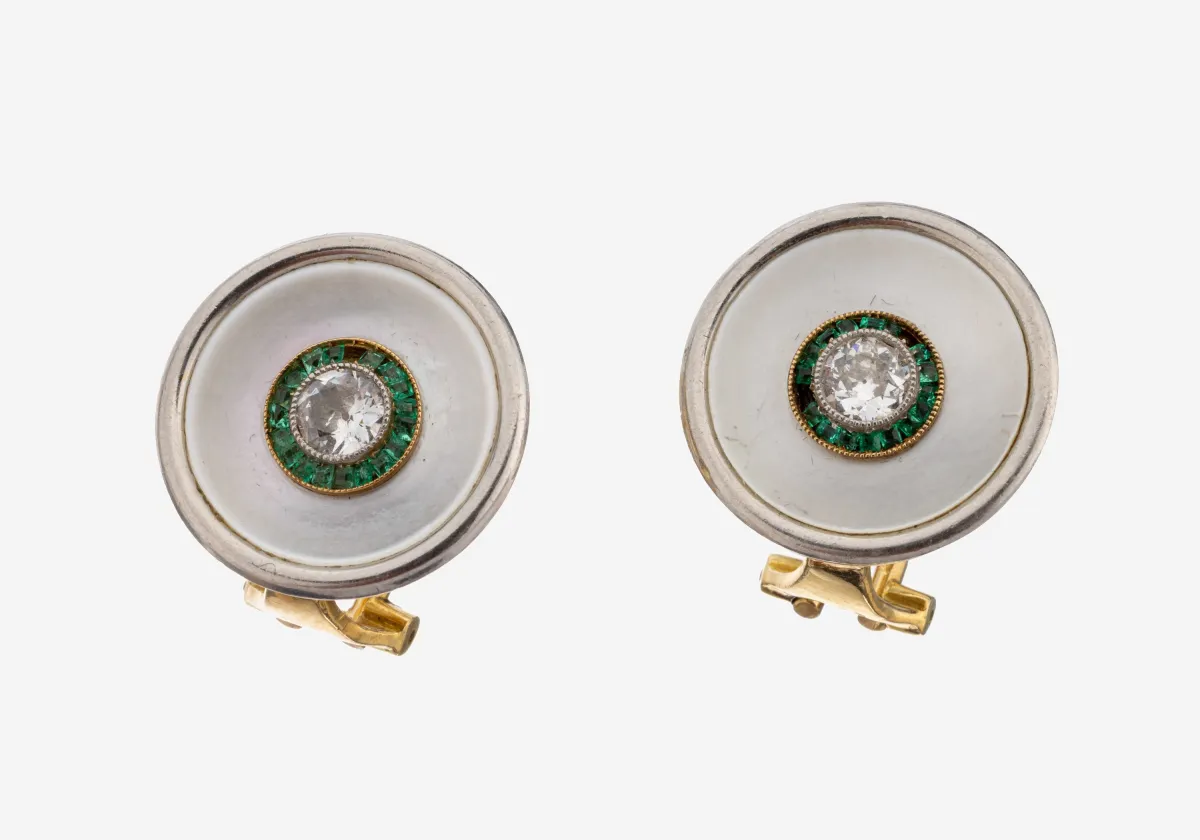 Paar 18 kt Gold Diamant-Smaragd-Perlmutt- Ohrstecker, um 1930, GG/WG 750/000 gepr.,