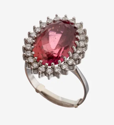 18 kt goud toermalijn-diamant ring, witgoud 750/000, centraal ovaal gefacetteerde roze toermalijn ca.