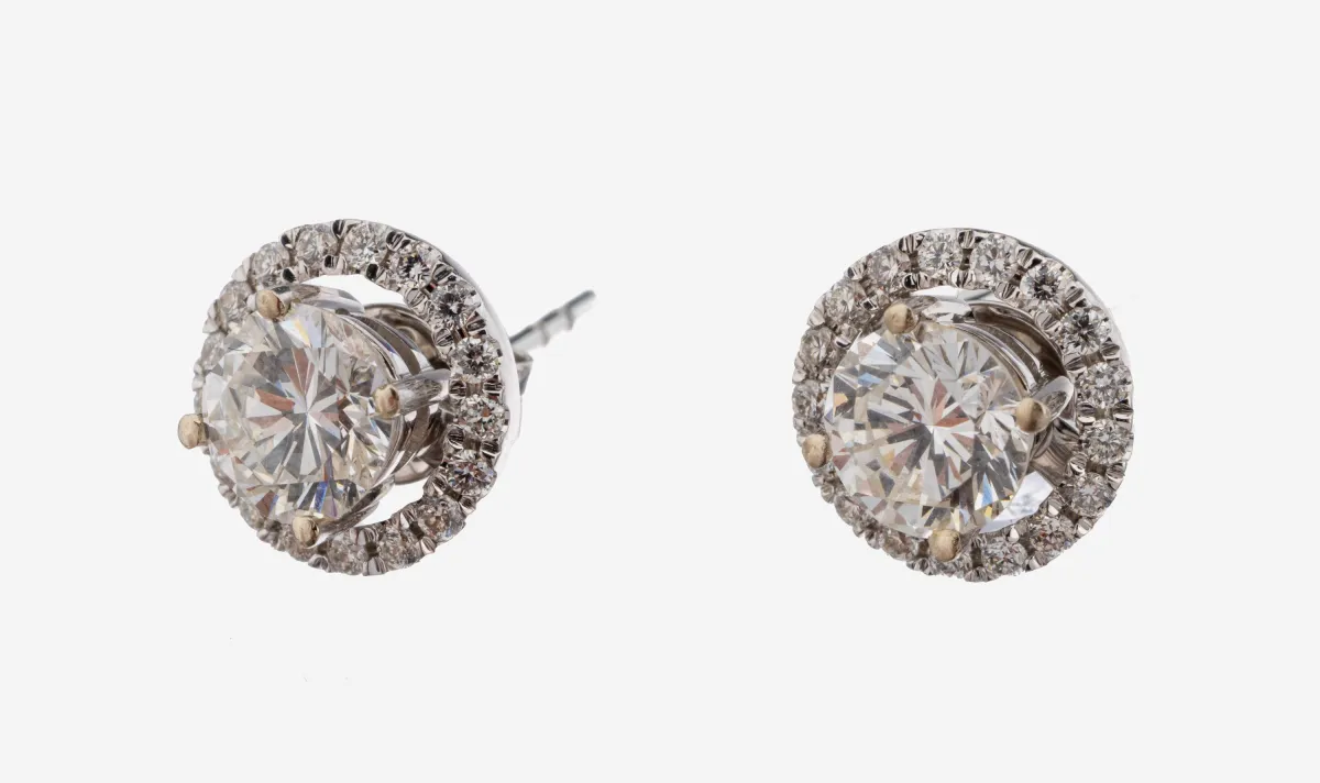 Pár 14 kt zlatých diamantových náušnic, bílé zlato 585/000, 2 diamanty celkem cca 1,07 ct jemné