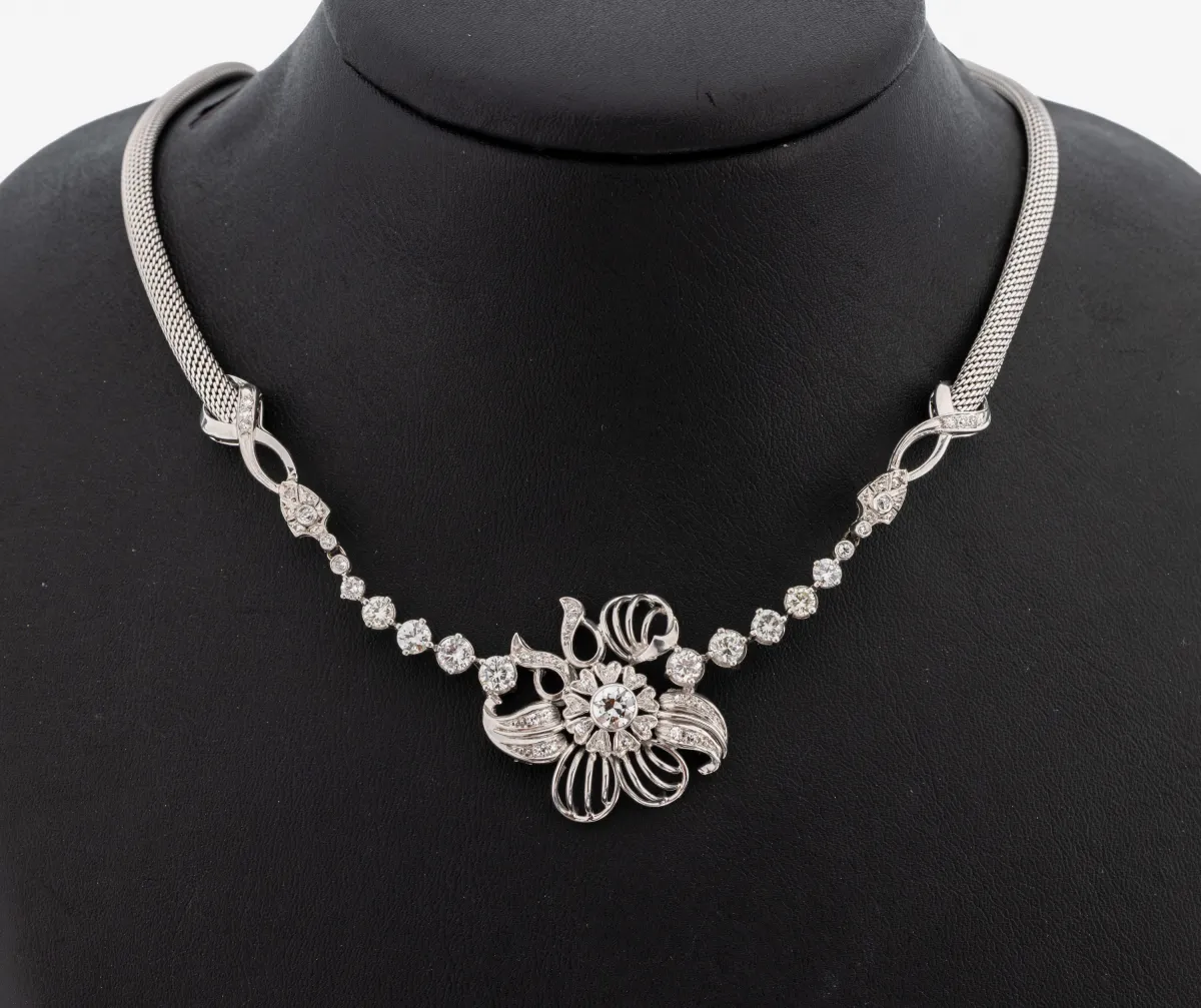 Collier diamant en or 14 kt, or blanc 585/000, forme de fleur, partie centrale, au centre un