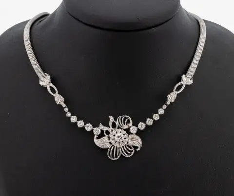 14 kt gouden diamanten collier, witgoud 585/000, bloemvormig, middendeel, in het midden een