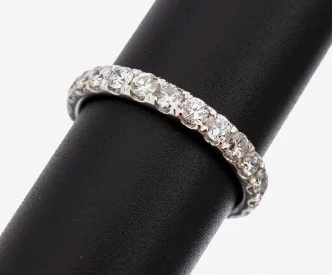 14 kt gouden diamanten memoryring, witgoud 585/000, 24 diamanten totaal ca. 2,0 ct fijn wit