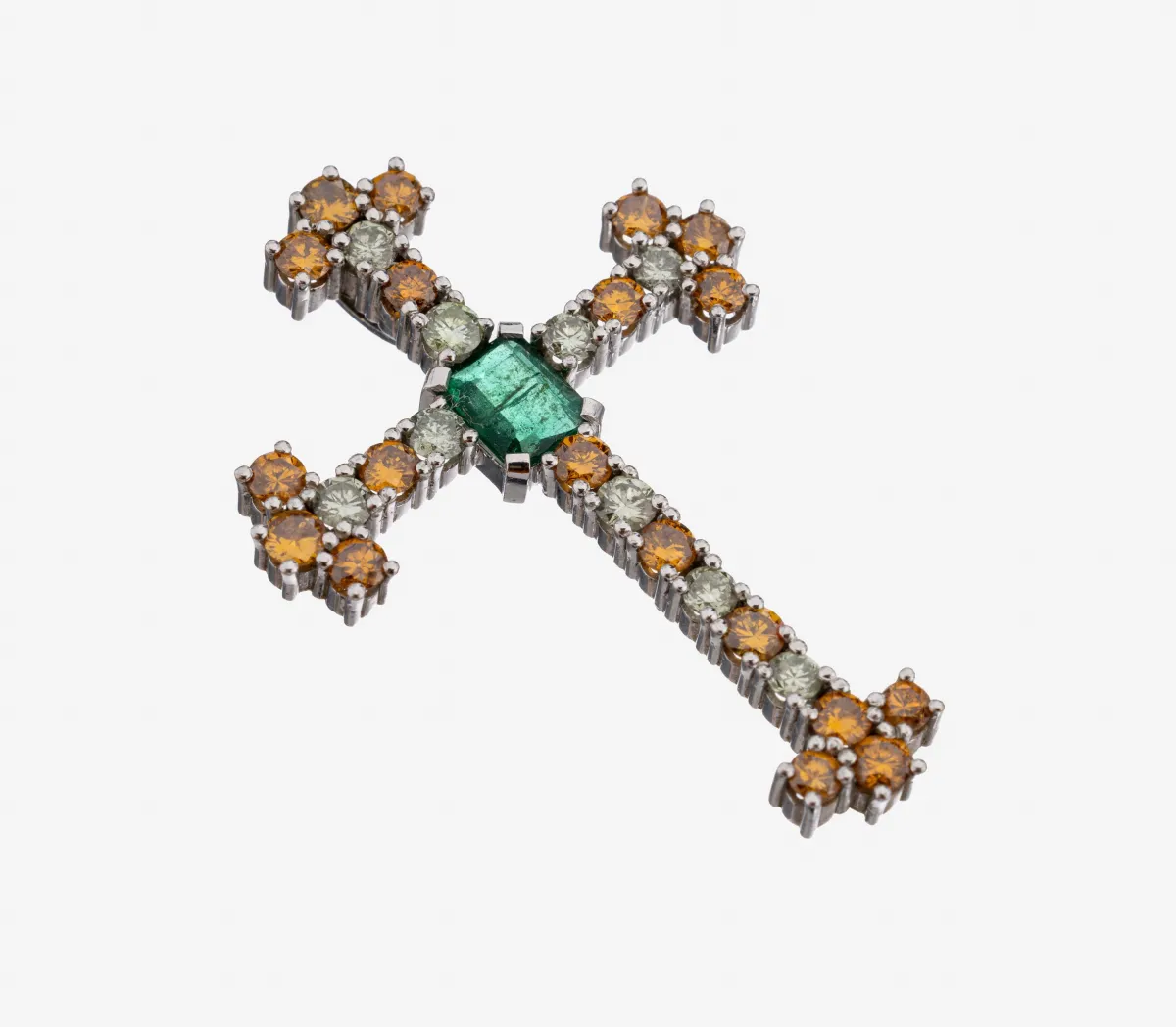 14 kt gouden smaragd-diamanten kruishanger, witgoud 585/000, centraal smaragd in emerald cut