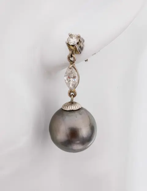 Paar 14 kt gouden parel-diamanten oorknoppen, witgoud 585/000, beweeglijk uitgevoerd